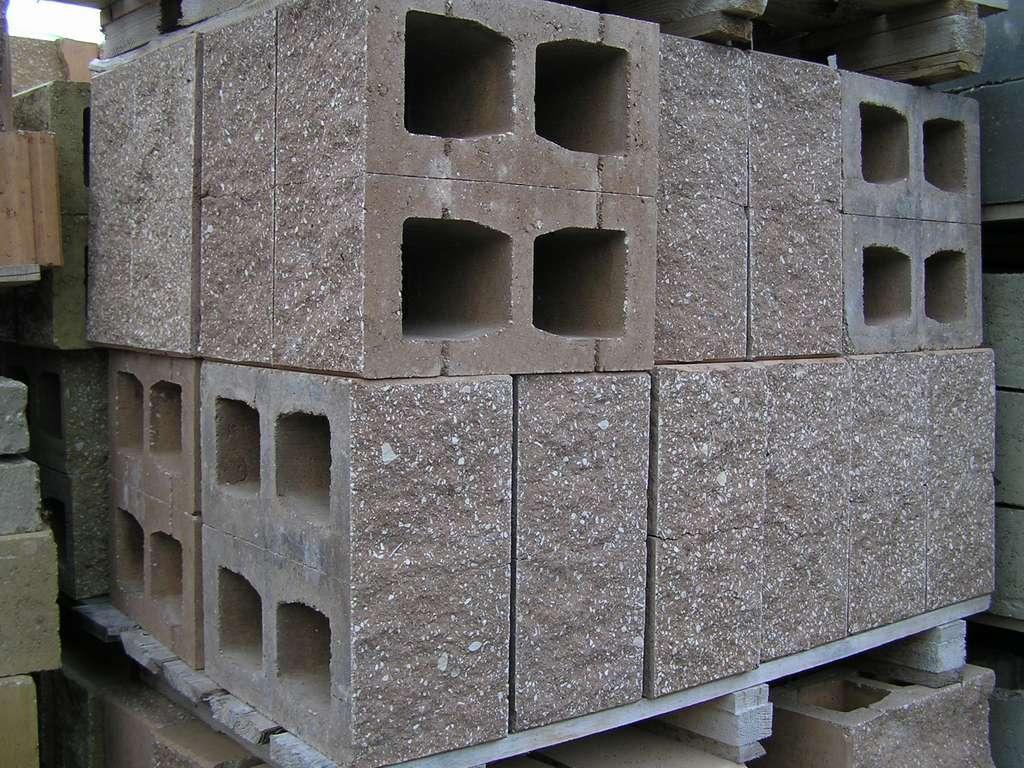 Какие блоки легче. Блоки Кротберс. Блок стеновой цементно песчаный. Блок перегородочный керамзитобетонный 390x90x188 мм. ПЩС блок 2х пустотный.