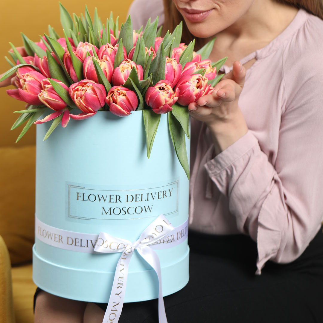 Тюльпаны розовые Columbus в шляпной коробке