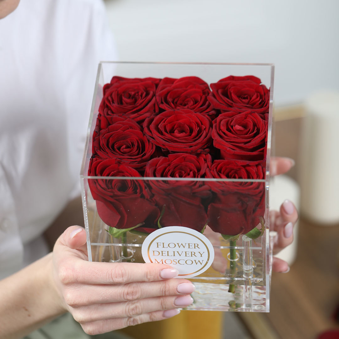 9 красных роз в стеклянной коробке