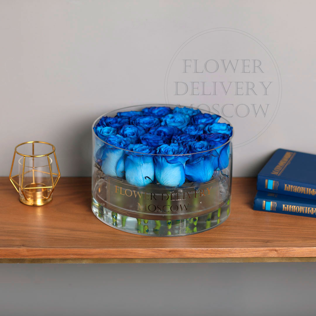 Синие розы в круглой стеклянной коробке