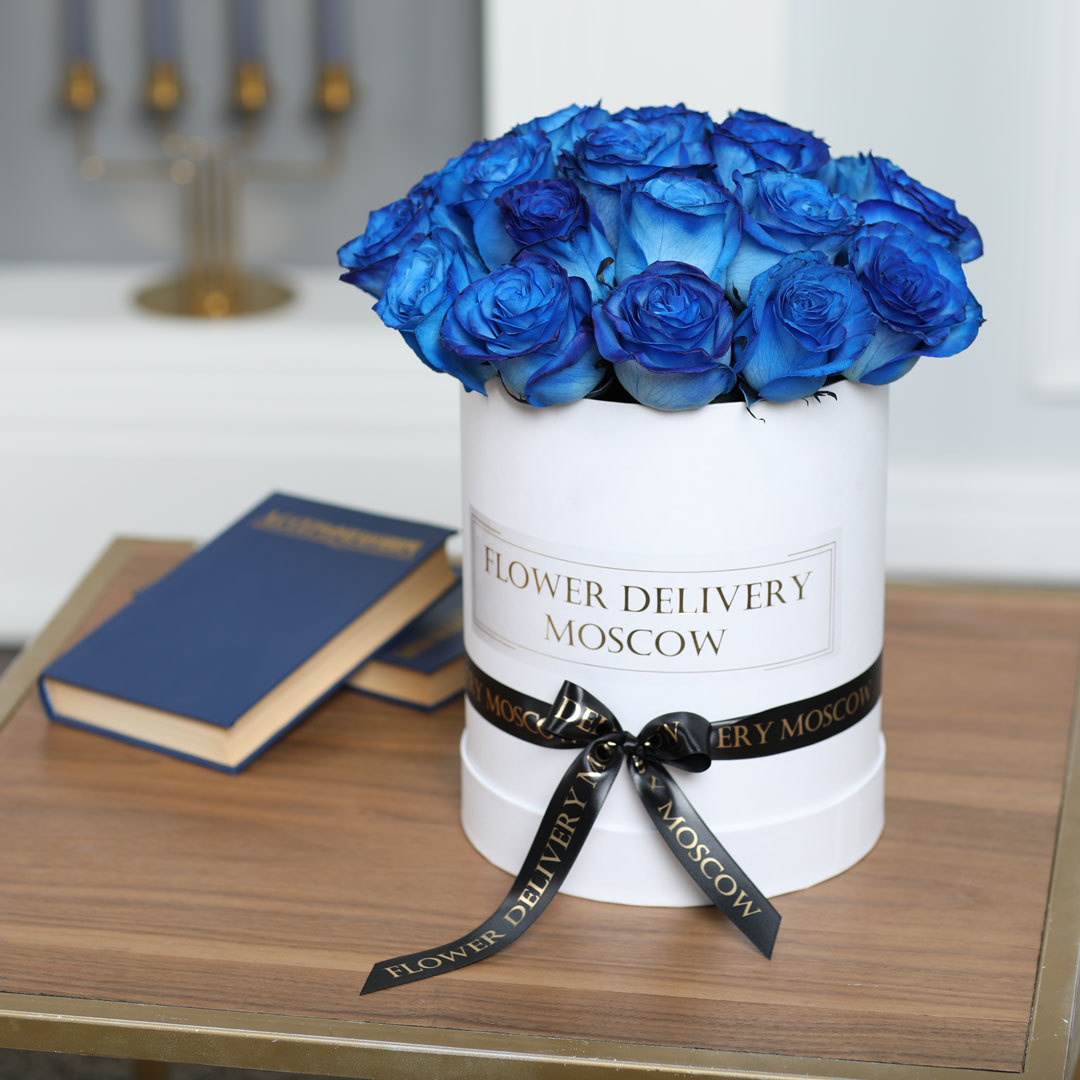 Синие розы в шляпной коробке