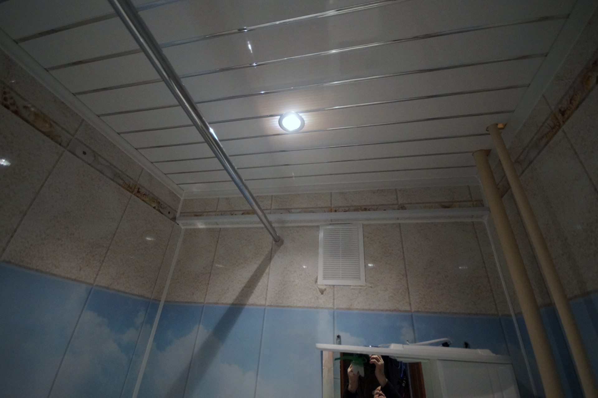 Отделка потолка в ванной пластиковыми панелями