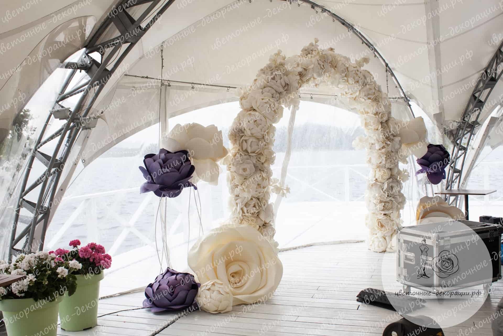 Арка из больших цветов на свадьбу
