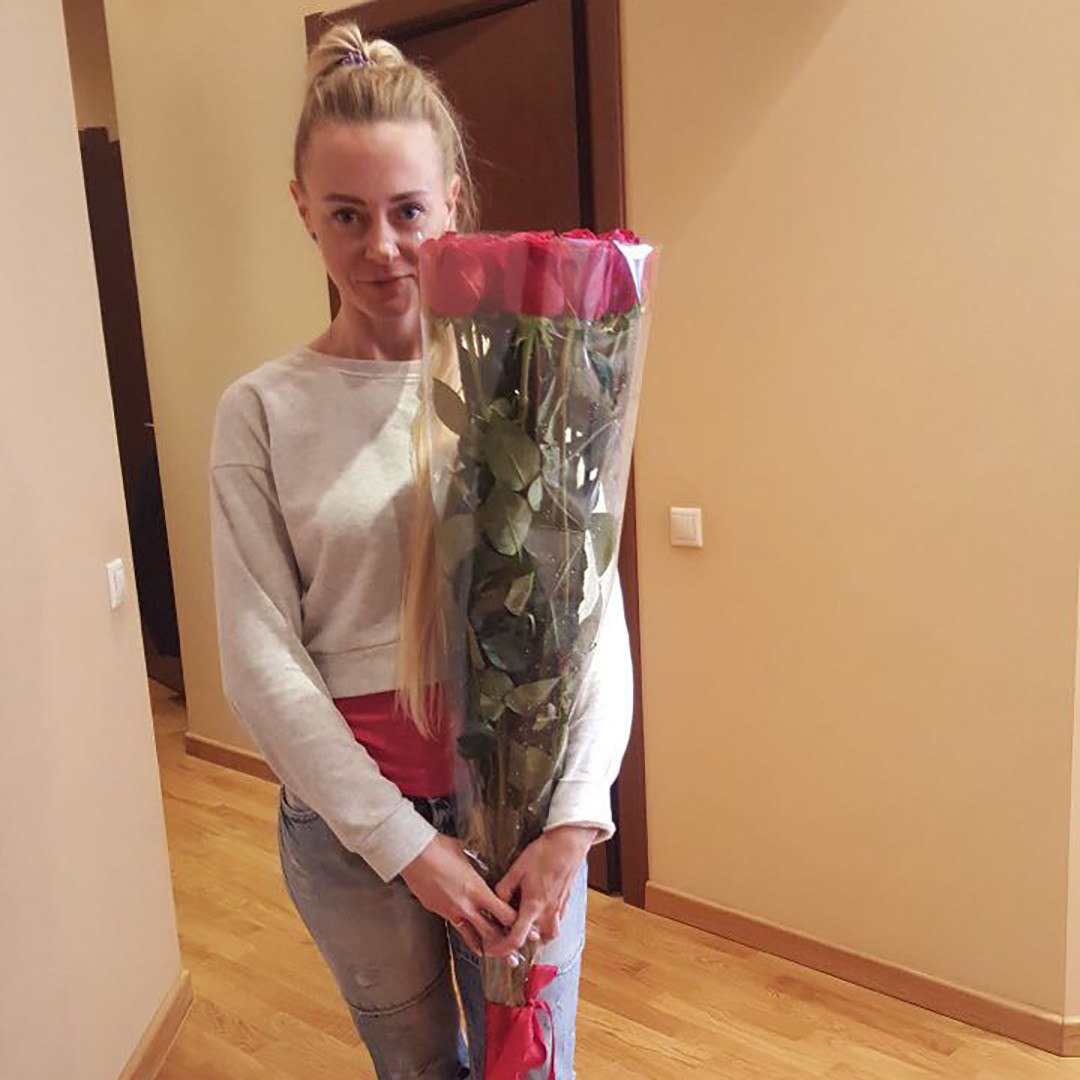 Фото вручений букетов роз, тюльпанов, пионов