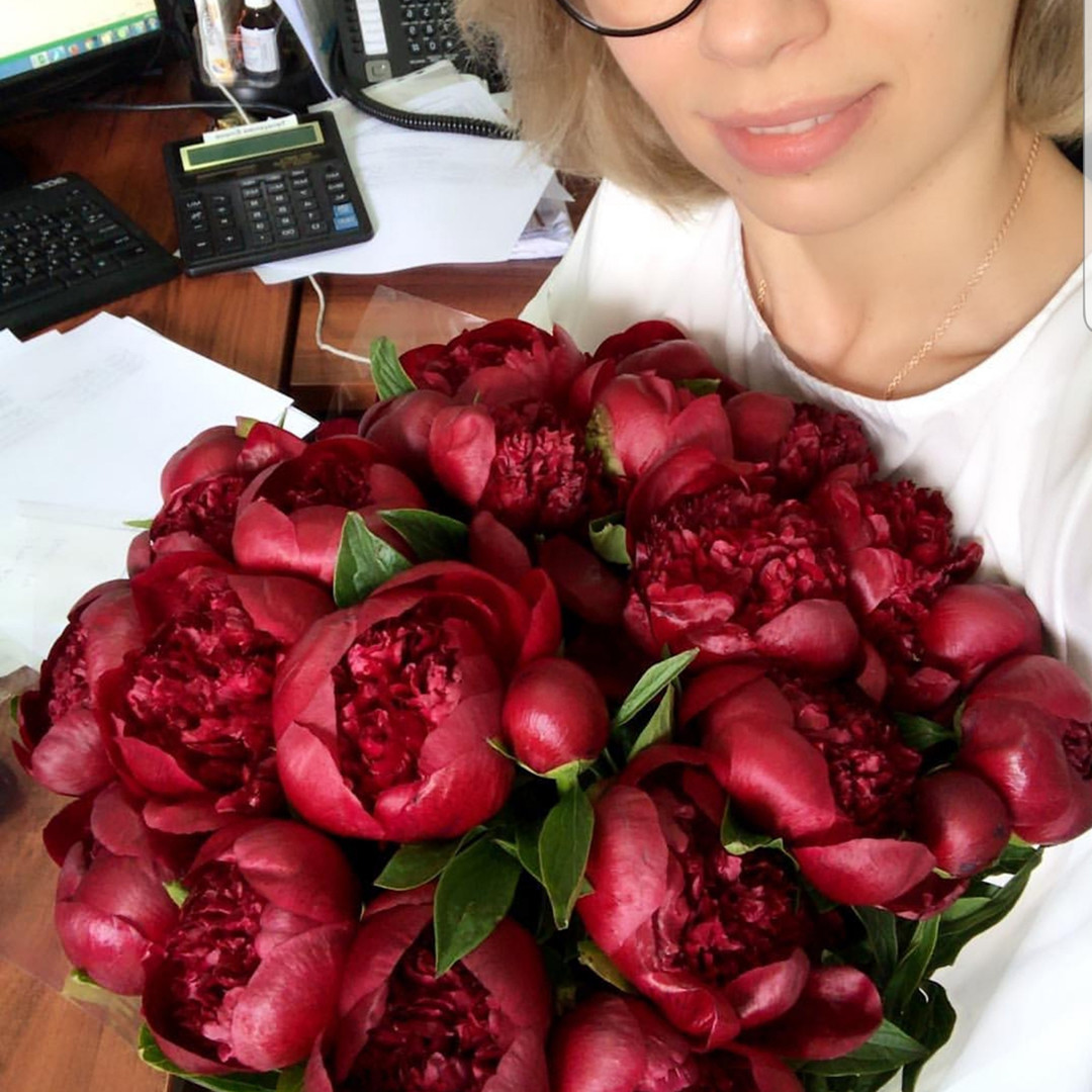 Фото вручений букетов роз, тюльпанов, пионов